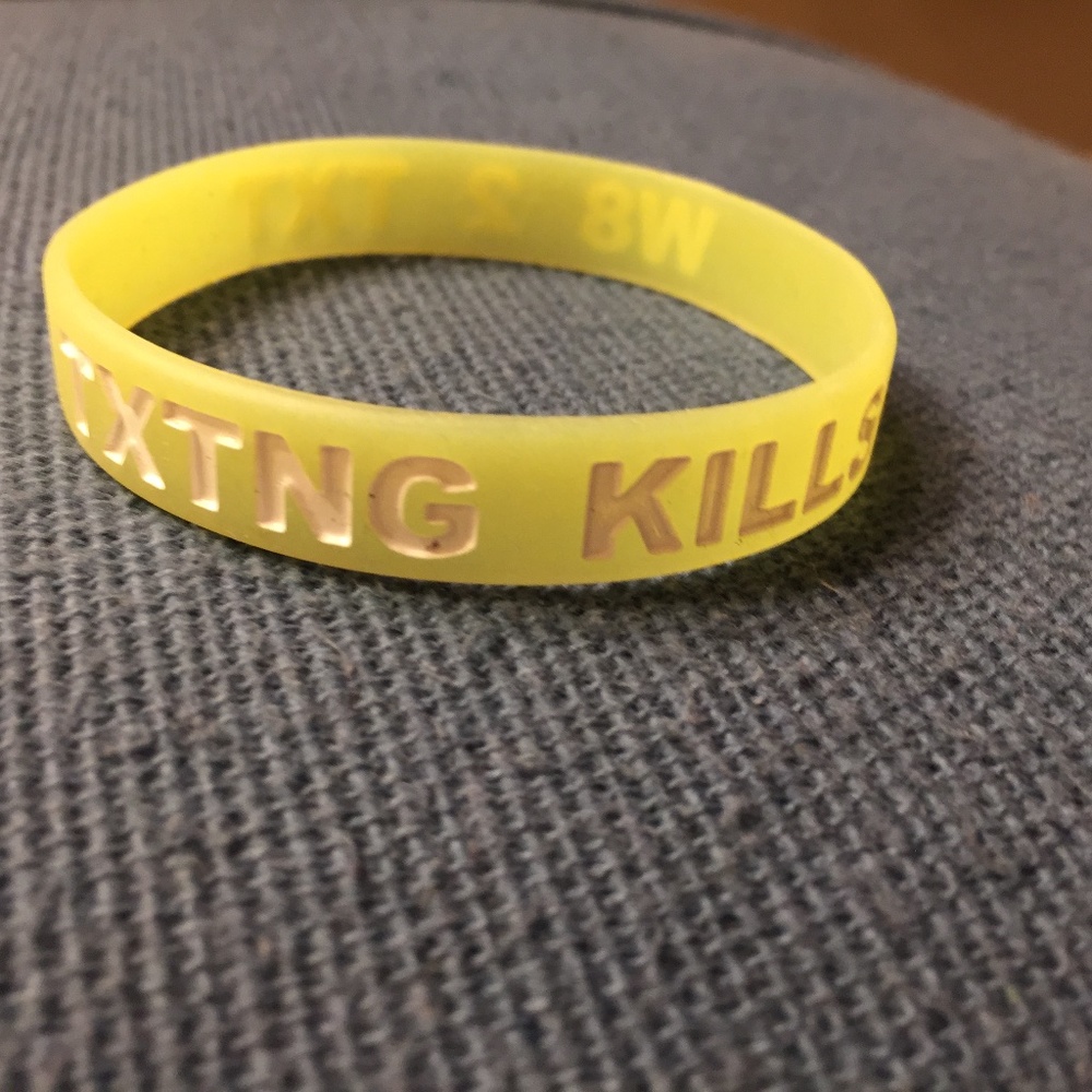 Rubber Bracelet Texting Kills